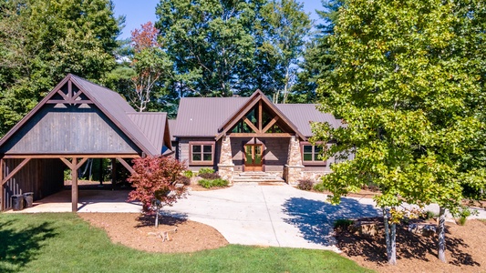 Copperline Lodge - Front Entrance and Driveway