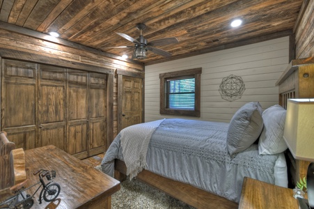 A Stoney River - Lower Level Queen Bedroom