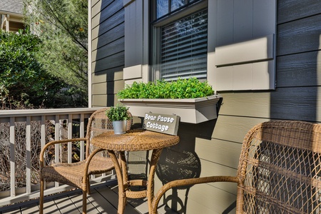 Bear Pause Cottage - Front Porch Seating