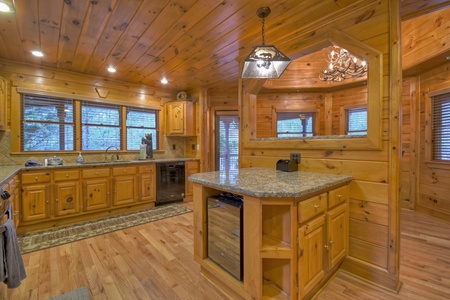Deer Watch Lodge- Kitchen space with an island