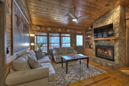 Traveller - Living Room with Wood-Burning Fireplace