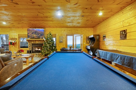 Yogi's Retreat - Lower Level pool table & shuffleboard table