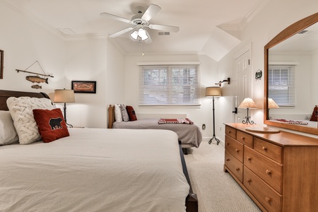 Bear Pause Cottage - Bedroom