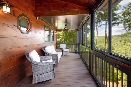 Kricket's Overlook- Screened in area with outdoor seating