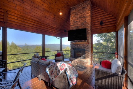 Fraggle Rock - Screened-In Deck Lounge with Wood-Burning Fireplace