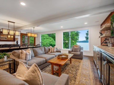 Gleesome Inn- Living room area with a view of the lake and couch seating