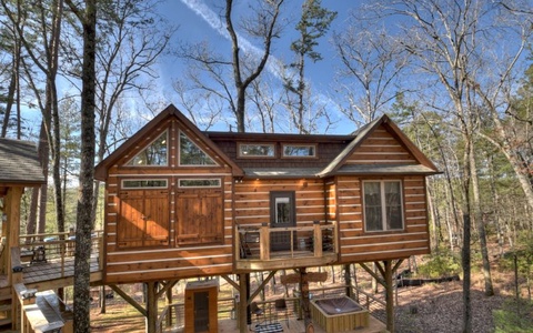 Misty Mountain Treehouse - Front of Treehouse