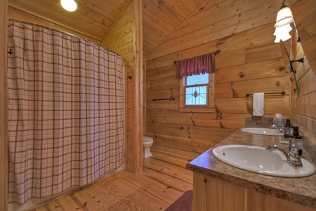 Eagles View - Entry Level King Suite Private Bathroom