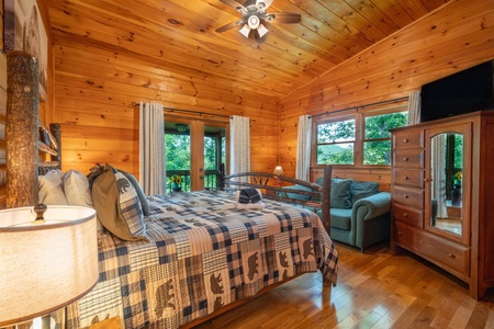 Bearfoot Lodge - Master Suite King Bed, ensuite with Private Screened Deck