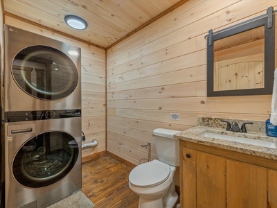 Fern Creek Hollow Lodge - Entry Level Shared Bathroom-Laundry