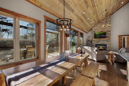 The Peaceful Meadow Cabin- Dining Area