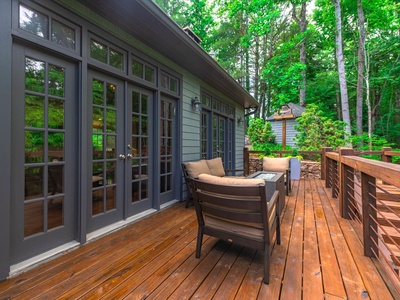 Gleesome Inn- Deck view of the cabin with outdoor seating