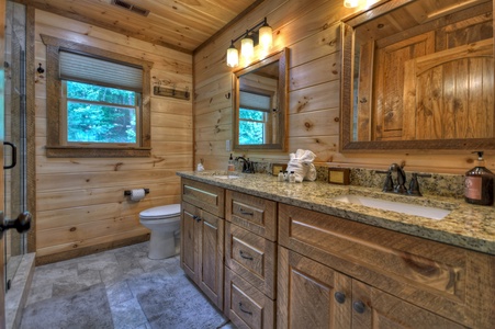 Deer Trails Cabin - Upper Level King Suite Private Bathroom