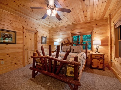 Babbling Brook -Lower Level Queen bedroom