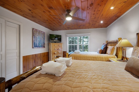 Moonlight Retreat - Upper Level Double Queen Bedroom