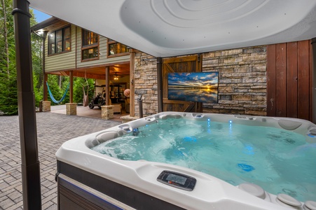 Goose Island Retreat - Lower Level Covered Hot Tub