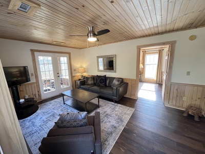 Blue Ridge Lake Retreat - Cottage Living Room