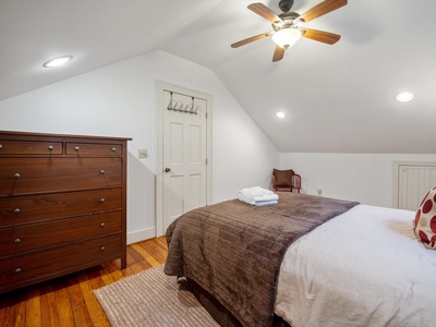 Gleesome Inn- Guest house main bedroom with a dresser