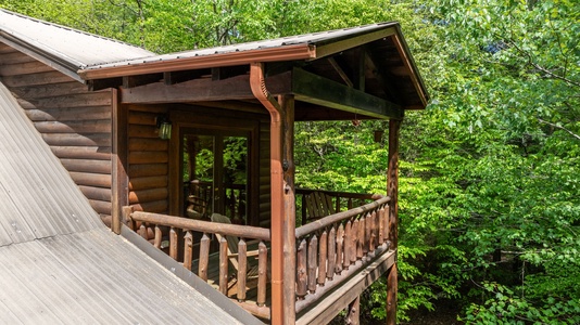 A Creek Runs Thru It - Upper Level Private Balcony