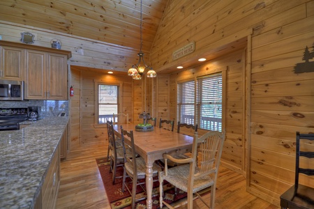 Blue Jay Cabin- Dining area