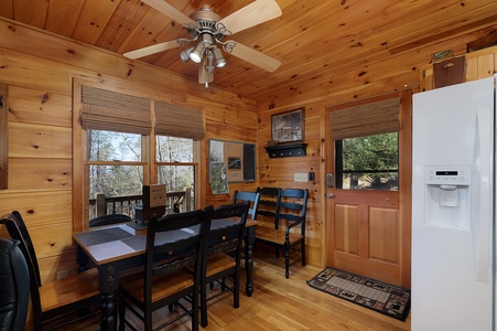 The Leaf Landing - Dining Area