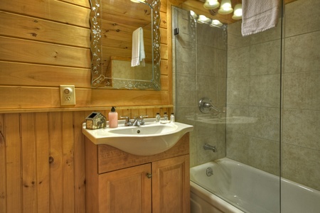 Happy Trout Hideaway- Upper level full shared bathroom