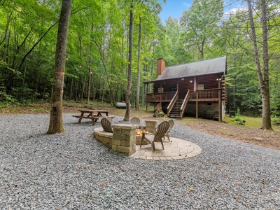 Lazy Bear Cove- Front driveway view of the cabin