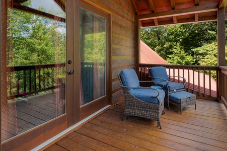 Blue Line Vista - Upper-Level Private Balcony