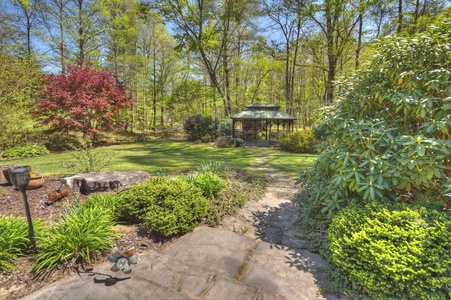 Stanley Creek Lodge - Path to Gazebo