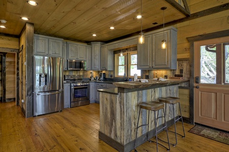 Vista Rustica- Kitchen area with a bar and stool seating