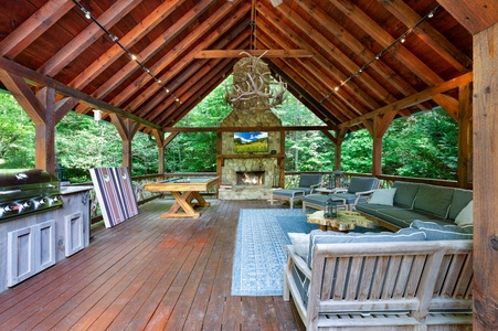 Bentley's Retreat - Back Deck Entertainment Area