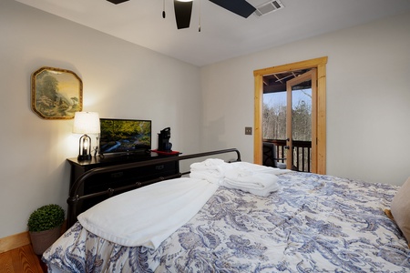 Deer Haven - Upper-Level King Bedroom Suite with Private Balcony