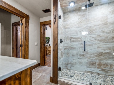 Misty Trail Lakehouse - Upper Level King En-Suite Shower