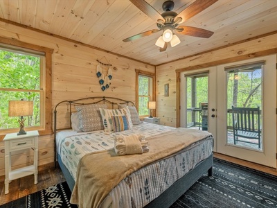 Fern Creek Hollow Lodge - Entry Level King Bedroom