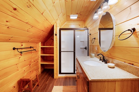 Mountaintown Creek Lodge - Secondary Shared Full Bathroom