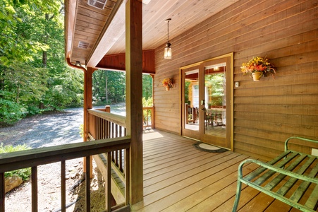 Awesome Retreat- Front deck area