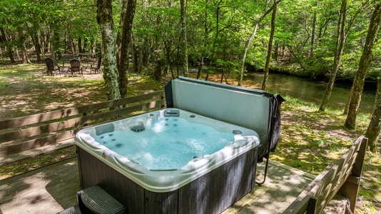 A Creek Runs Thru It - Hot Tub on The Banks of Fightingtown Creek