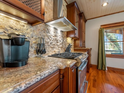 Blue Ridge Cottage - Kitchen with Gas Range