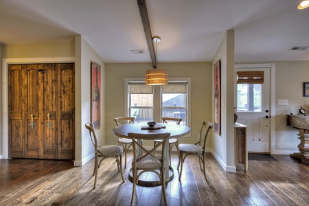 Main Street Cottage - Dining room area