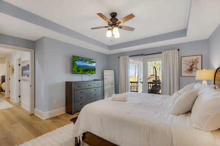 Scenic Ridge - Upper-level Primary King Bedroom