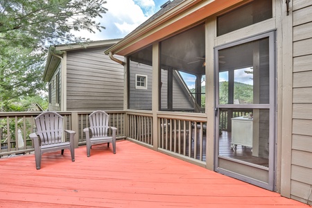 Bear Pause Cottage - Deck Space