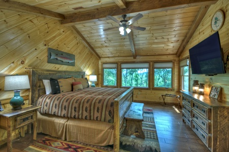 Deer Trails Cabin - Upper Level King Suite