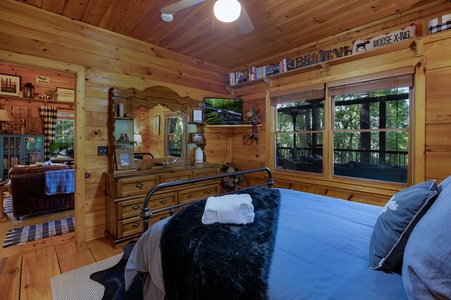 Bullwinkle's Bungalow - Primary Queen Bedroom