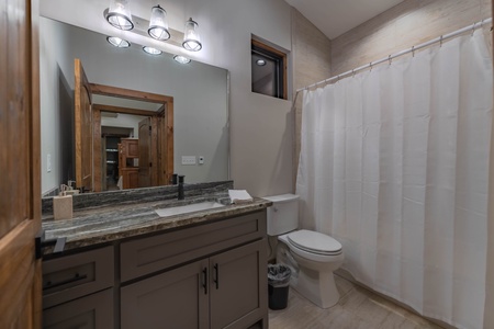 Cohutta Mountain Retreat- Full bathroom in the garage suite