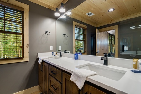 Alpine Vista - Upstairs Guest King Bedroom's Bathroom