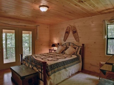 Bucksnort Lodge - Queen Bedroom