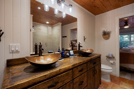 Moonlight Retreat - Upper Level Shared Bathroom