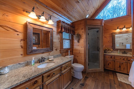 A Bear's Lair - Upper Level Full Bathroom