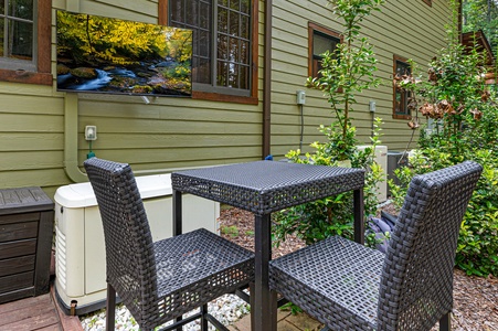 Goose Island Retreat - Outdoor Pub Table