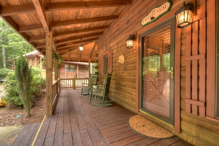 Falling Leaf- Front porch cabin door access and outdoor rocking chairs